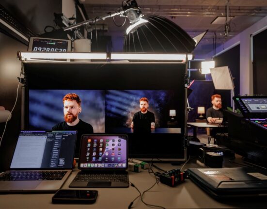 obrazek do artykułu: „Pokaż źródła albo milcz”. Prosty wymóg, który ucina zmyślanie w odpowiedziach. mężczyzna w stio nagraniowym z laptopem