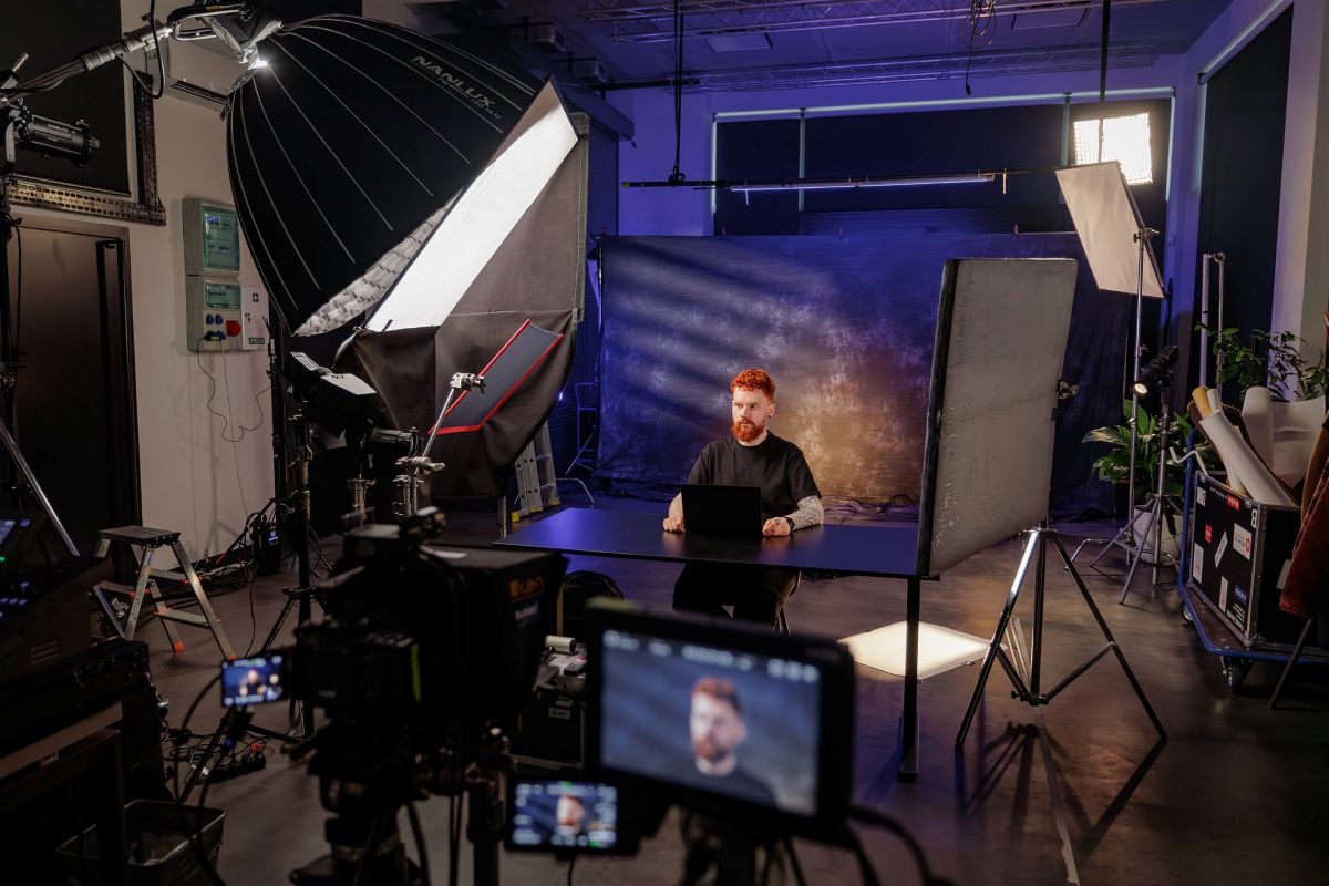 obrazek do artykułu: Kontrola jakości odpowiedzi AI. 7 pytań, które uchronią cię przed halucynacjami. Mężczyzna w studio nagrań.